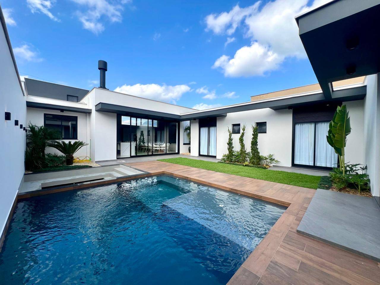 Casa, 4 quartos, 285 m² - Foto 1